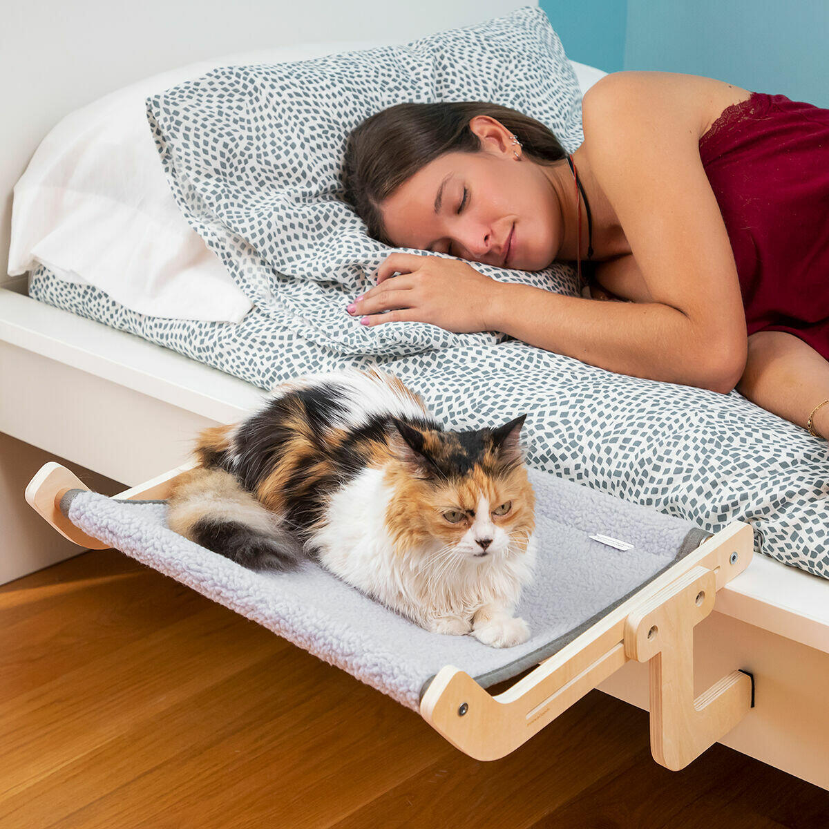 La hamaca colgante perfecta: cómoda, segura y adaptable para el descanso y juego de tu gato