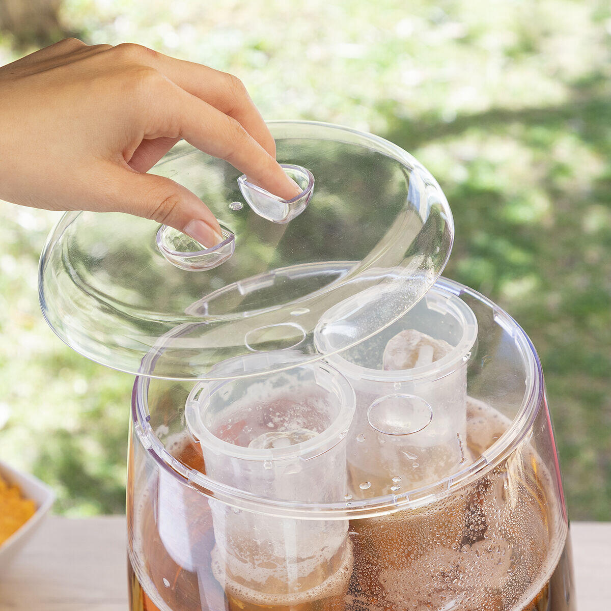 Sirve bebidas frías rápido, sin diluir ni derramar