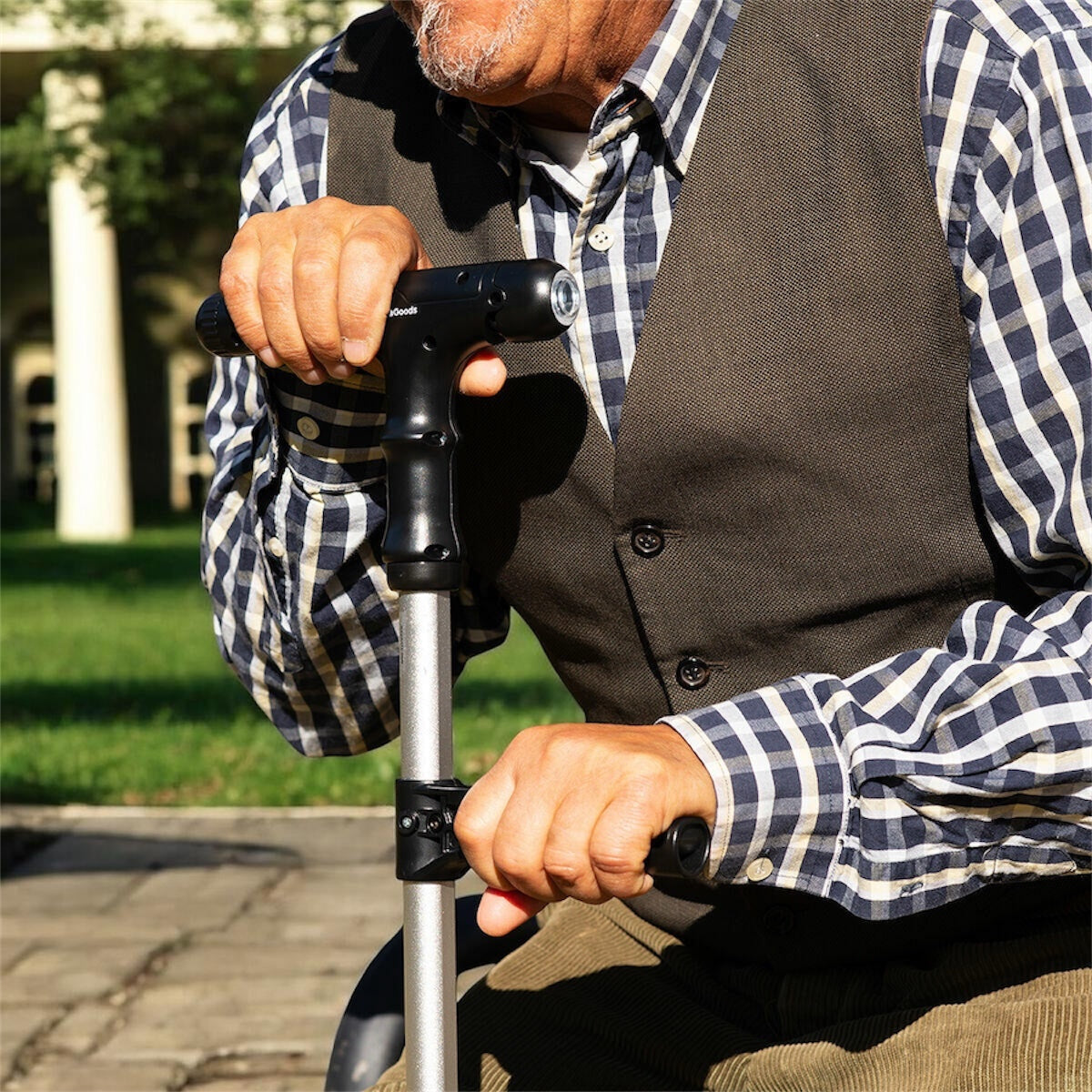 Bastón de 4 puntos de apoyo antideslizantes con luz, doble agarre, alarma y pinza mecánica