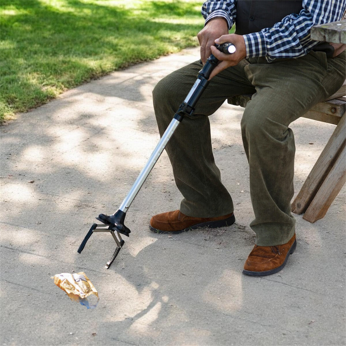 Bastón de 4 puntos de apoyo antideslizantes con luz, doble agarre, alarma y pinza mecánica