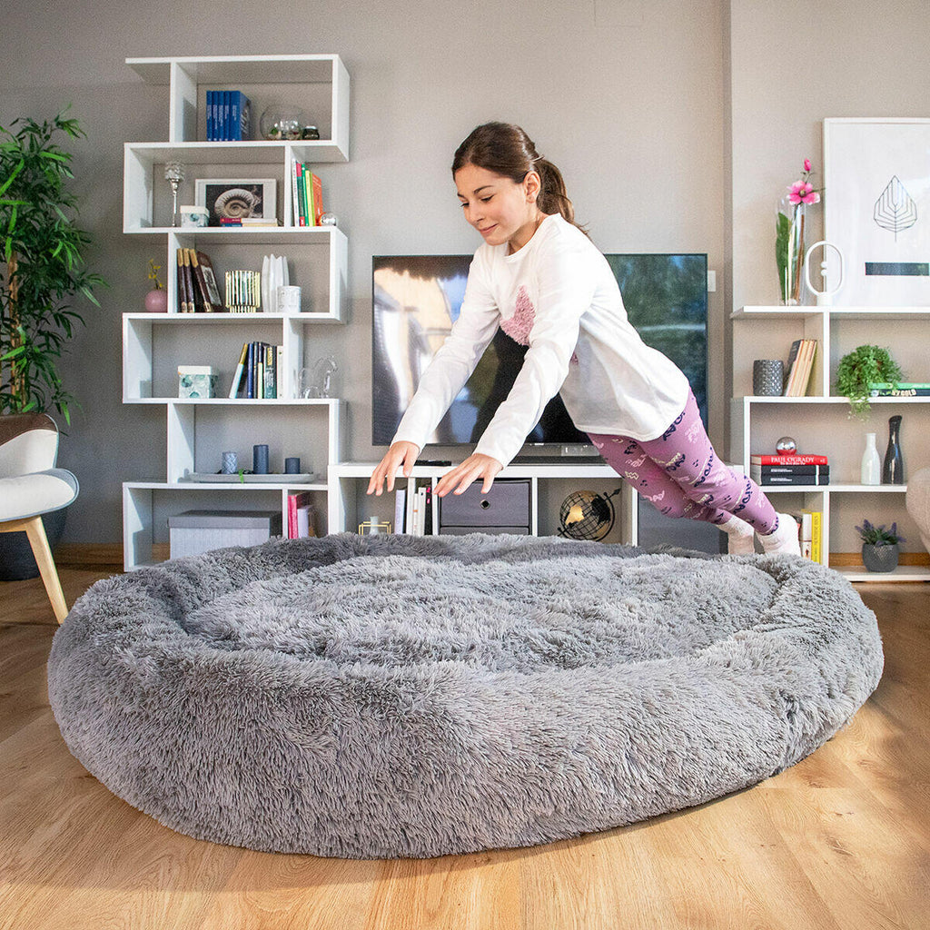 Duerme, relájate o juega con tu mascota sin desordenar tu cama
