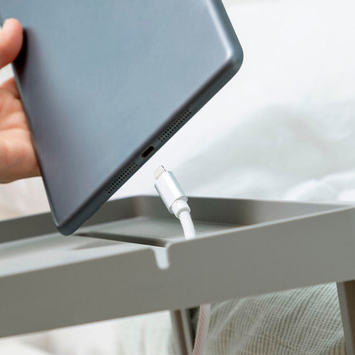 Usa y carga tus dispositivos en la cama sin riesgo de caídas ni molestias