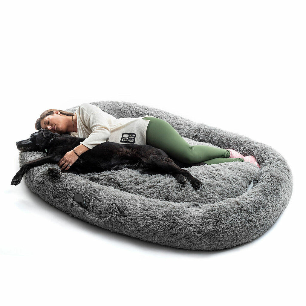 Duerme, relájate o juega con tu mascota sin desordenar tu cama
