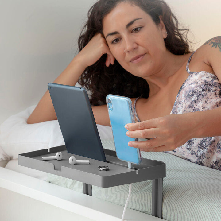 Usa y carga tus dispositivos en la cama sin riesgo de caídas ni molestias